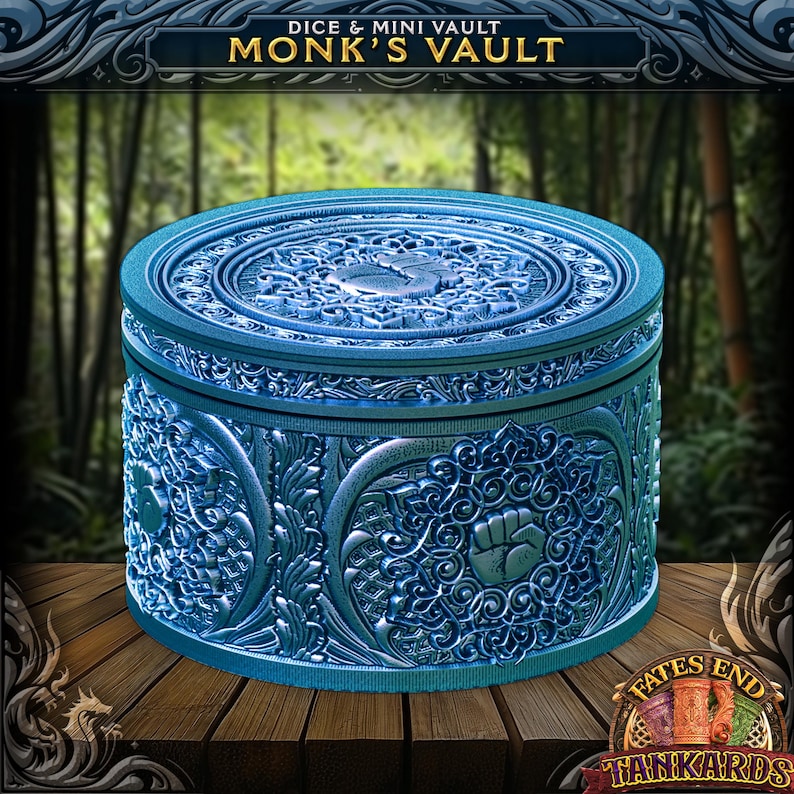 Pu&ograve; includere: Un forziere blu, cilindrico, per dadi e mini oggetti, con intricati disegni in rilievo. Il coperchio presenta un emblema centrale e la scritta "MONK'S VAULT". I lati mostrano motivi floreali e un emblema a pugno. Su una superficie di legno.
