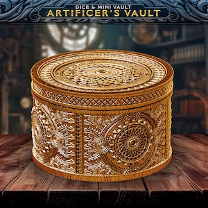 Pu&ograve; includere: Una scatola rotonda in legno color oro con intricati motivi geometrici intagliati. La scatola ha un coperchio e reca la scritta "Dice & Mini Vault Artificer's Vault" in lettere dorate. La scatola &egrave; appoggiata su una superficie di legno.