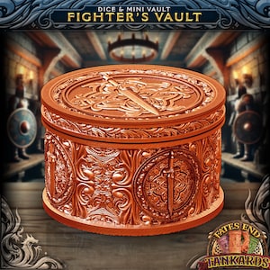 Pu&ograve; includere: Un Fighter's Vault color bronzo dettagliato per dadi e mini figure. Il contenitore rotondo presenta intagli intricati di spade e motivi floreali. Il coperchio &egrave; adornato da un disegno a spada. Il testo "Dice & Mini Vault" e "Fighter's Vault" sono visibili.