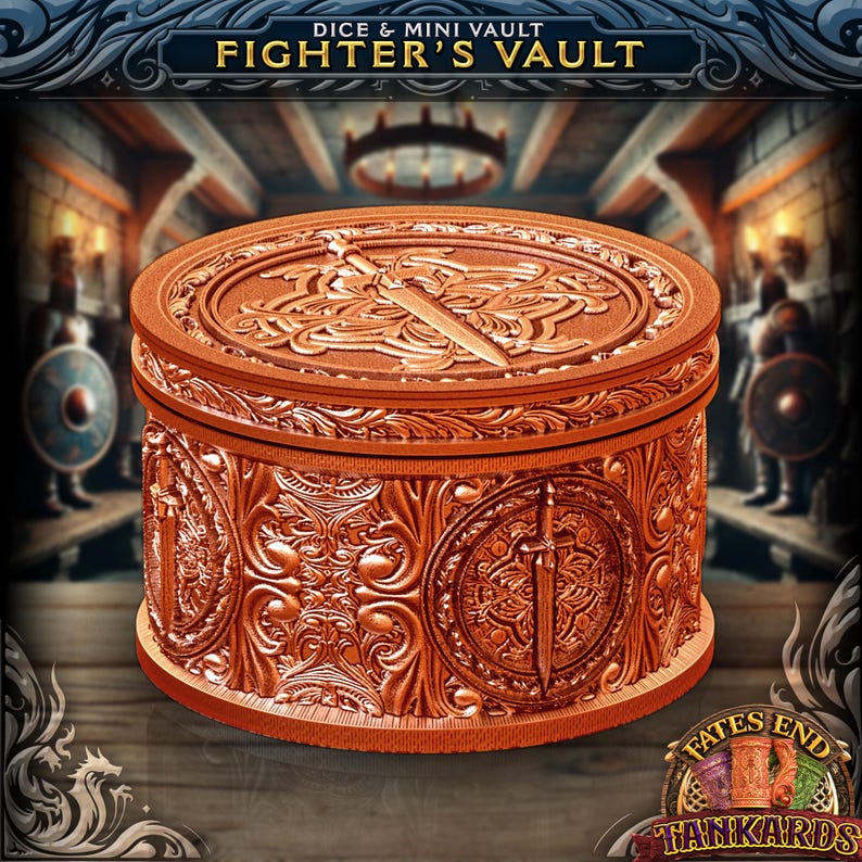 Pu&ograve; includere: Un Fighter's Vault color bronzo dettagliato per dadi e mini figure. Il contenitore rotondo presenta intagli intricati di spade e motivi floreali. Il coperchio &egrave; adornato da un disegno a spada. Il testo "Dice & Mini Vault" e "Fighter's Vault" sono visibili.
