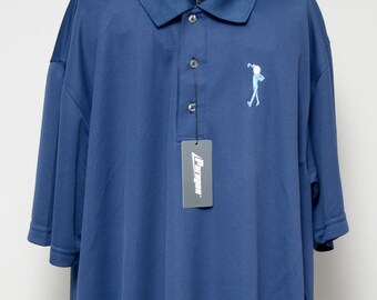 Pode incluir: Uma camisa polo azul marinho com uma carcela de três botões e mangas curtas. A camisa apresenta um gráfico azul claro de um jogador de golfe no peito esquerdo e uma etiqueta com o nome da marca. A camisa é exibida em um cabide.