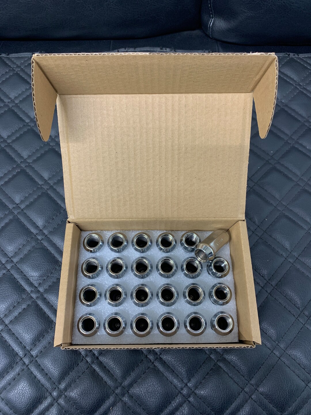 thumbnail interactive-video image 1 of Upgrade Your Ride With 24 Chrome Bulge Acorn Lug Nuts – 14x1.5 Fit For Chevy & GMC Trucks 1 of 5