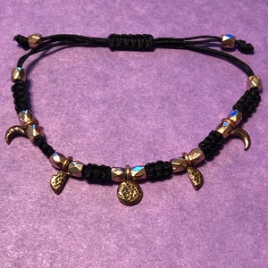 Mondphase Bettelarmband, Mond Charms, Astronomie Armband, antikes Kupfer Bettelarmband, handgemachtes Makramee Bettelarmband, stapelbar
