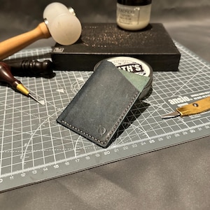 Aurelius | Karte wickeln | Blau | Handgefertigtes, pflanzlich gegerbtes italienisches Leder aus Vollnarbenleder, minimalistischer Kartenhalter, einzigartiger Stil