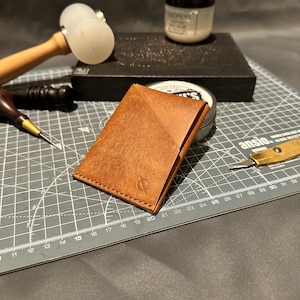 Cartera con solapa marrón, hecha a mano, piel italiana de plena flor curtida vegetal, tarjetero minimalista.