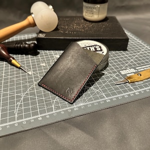Aurelius | Karte wickeln | Schwarz | Handgefertigtes, pflanzlich gegerbtes italienisches Leder aus Vollnarbenleder, minimalistischer Kartenhalter, einzigartiger Stil