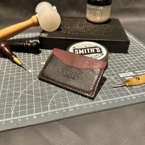 Persius | 2 Slot-Kartenhalter | Burgund/Schwarz | Hergestellt von Hand, Vollkorn, Pflanzlich gegerbtes italienisches Leder, minimalistische Brieftasche, einzigartiges Geschenk
