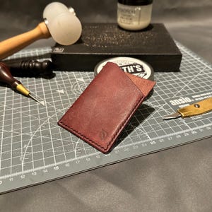 Aurelius / Envoltorio para tarjetas / Borgoña / Hecho a mano, cuero italiano de grano completo, curtido vegetal, billetera de cuero, tarjetero minimalista, único