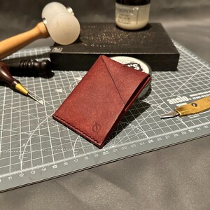 Cartera con solapa Crates / Borgoña / Hecha a mano, piel italiana de plena flor, curtida vegetal, hecha a mano, tarjetero minimalista