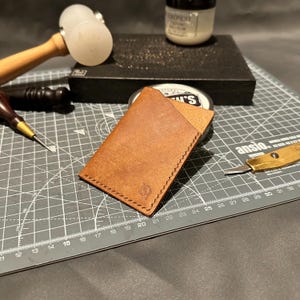 Aurelius | Karte wickeln | braun | Handgefertigtes, pflanzlich gegerbtes italienisches Leder aus Vollnarbenleder, minimalistischer Kartenhalter, einzigartiger Stil