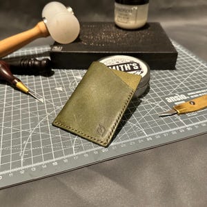 Aurelius | Karte wickeln | Grün | Handgefertigtes, pflanzlich gegerbtes italienisches Leder aus Vollnarbenleder, minimalistischer Kartenhalter, einzigartiger Stil