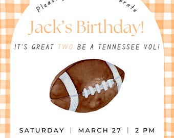Può includere: Invito di compleanno con sfondo a quadretti arancioni. Il testo recita: "Please join us to celebrate Jack's Birthday!" e "IT'S GREAT TWO BE A TENNESSEE VOL!". Al centro c'è un pallone da football ad acquerello. Include data, ora e dettagli RSVP.