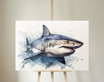 Puede incluir: Pintura de acuarela de un gran tiburón blanco con un esquema de color azul y blanco. El tiburón se representa con la boca abierta, mostrando sus dientes. El fondo es una acuarela azul claro con salpicaduras blancas.