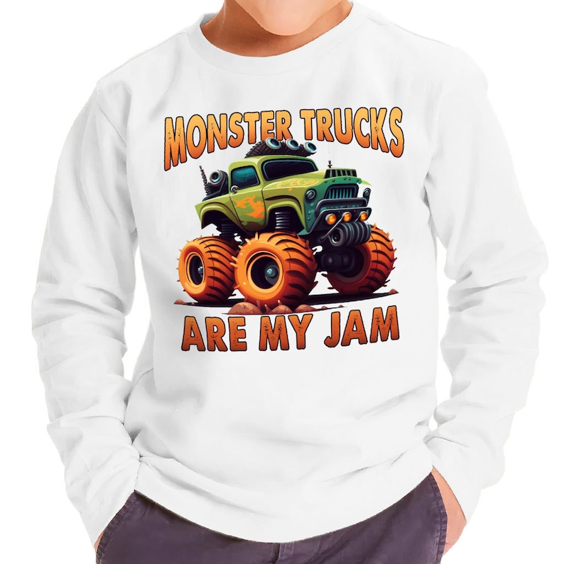 Pu&ograve; includere: Felpa bianca a maniche lunghe con un camion monster dei cartoni animati e il testo "Monster Trucks Are My Jam".
