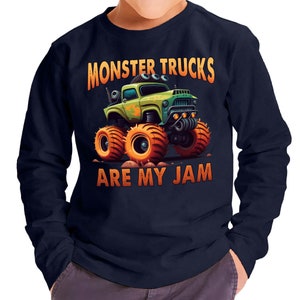 Pu&ograve; includere: Maglietta a maniche lunghe blu navy con un'immagine di un camion mostro di cartoni animati e il testo "Monster Trucks Are My Jam".