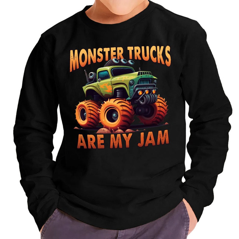 Pu&ograve; includere: Felpa nera a maniche lunghe con una grafica di un camion mostro verde e il testo "Monster Trucks Are My Jam".