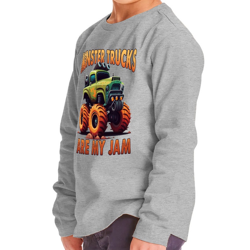 Pu&ograve; includere: Una felpa grigia con una grafica di un camion mostro di cartoni animati e il testo "Monster Trucks Are My Jam".