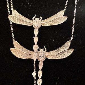 Hermoso collar grande con mariposa en plata de ley 925 con cristales Swarovski y esmeraldas