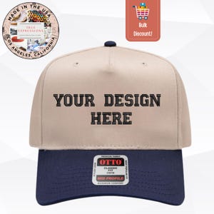 Broderad mössa med mönster | OTTO 5-panelers keps i två färger | Personlig logotypdesign | Tillverkad i USA | Stora rabatter för lag | Beige och marinblå huvudbonader