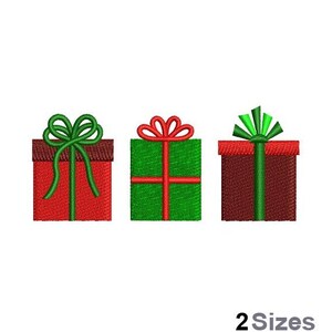 Könnte beinhalten: Drei gestickte Geschenkboxen in Rot, Grün und Burgunderrot mit grünen und roten Schleifen. Die Boxen sind quadratisch mit strukturierten Details, und die Schleifen sind aufwendig gestaltet. Das Bild befindet sich auf weißem Hintergrund.
