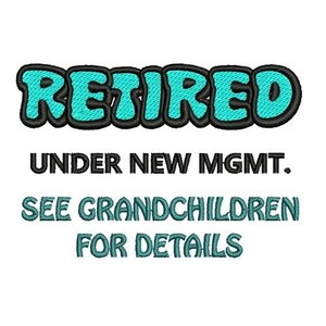Könnte beinhalten: Eine türkisblaue und schwarze Grafik mit dem Text "RETIRED" in großen, fetten Buchstaben. Der Text darunter lautet "UNDER NEW MGMT. SEE GRANDCHILDREN FOR DETAILS."