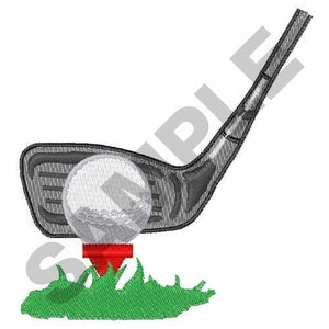 Könnte beinhalten: Ein Golfschläger mit einem weißen Golfball auf einem Abschlag, der in grünem Gras steht.