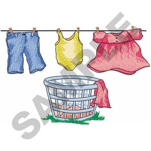Può includere: Un paio di pantaloni blu, un costume da bagno giallo e un vestito rosa sono appesi a uno stendino con un cesto per la biancheria sotto. Il cesto è pieno di vestiti e un asciugamano rosa è appeso sul lato.