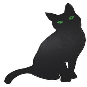 Może przedstawiać: Czarna sylwetka kota z jasnozielonymi oczami. Kot siedzi wyprostowany z ogonem zawiniętym z boku. Obraz to prosty, graficzny projekt, idealny na Halloween lub dla miłośników kotów.