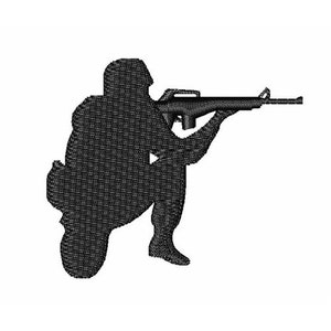 Könnte beinhalten: Silhouette einer Person in einer hockenden Position, die ein Gewehr hält.