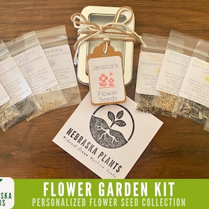 Peut inclure: Un kit de graines de fleurs personnalisé avec une boîte en métal et six sachets de graines. Les sachets sont étiquetés avec les noms des fleurs, la profondeur de plantation, le temps de germination et la hauteur. La boîte en métal porte une étiquette indiquant "Graines de fleurs de Jessica".