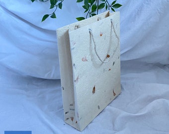 Handgefertigte Lokta Papier Geschenktüten mit gepressten Blumen, umweltfreundliches 2er-Set
