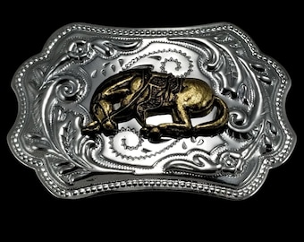 Hebilla de cinturón estilo vaquero de rodeo, tono plateado, con diseño de caballo salvaje encabritado. Hecha en EE. UU.