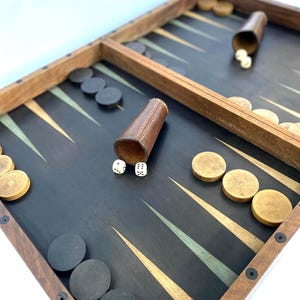 Un impresionante tablero de ajedrez y backgammon con marquetería de nogal francés de finales del siglo XIX con piezas de juego de madera de olivo.