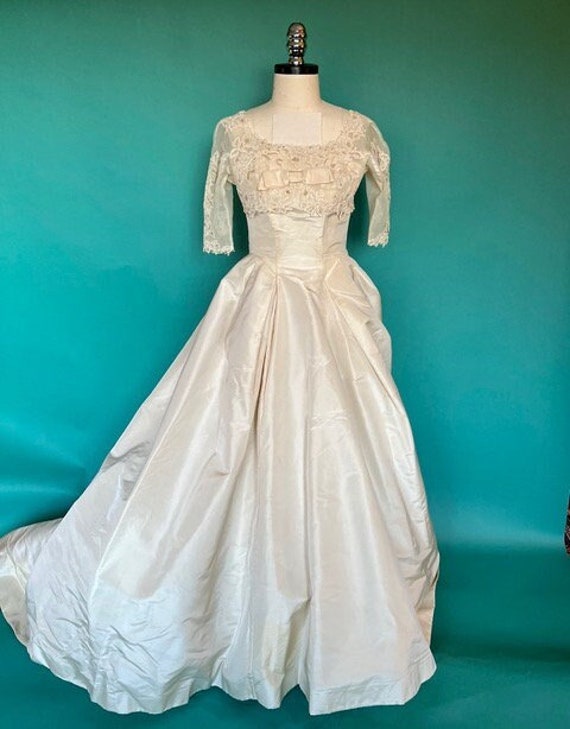 1950s Taffeta White Vintage Wedding Ball Gown Dre… - image 1