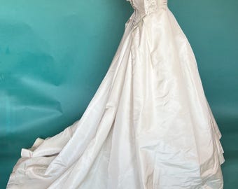 Demure Old Hollywood Vintage 1950s Taffeta Wedding Dress with Train / size XS