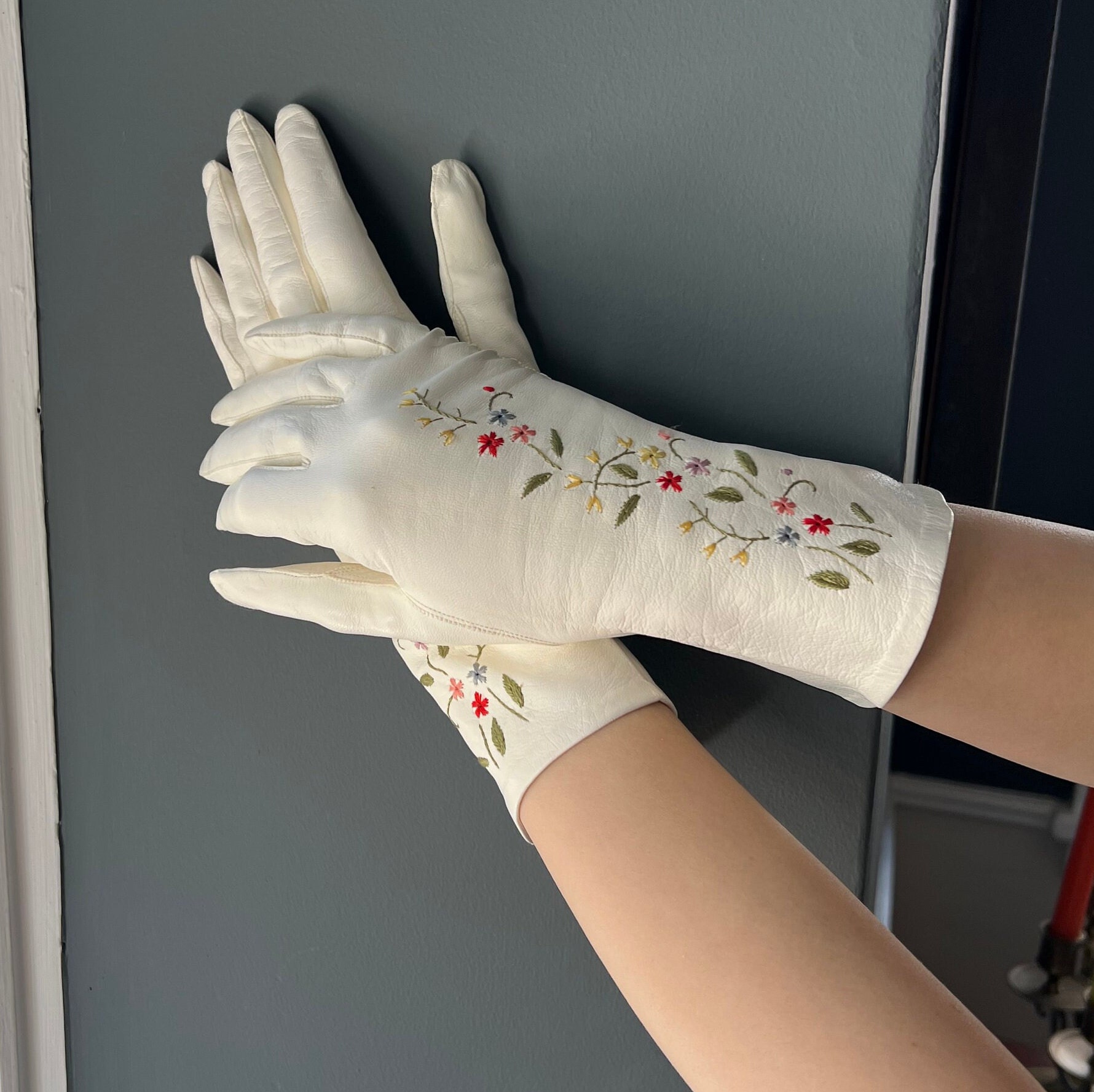 White Leather Gloves With Embroidered Flowers