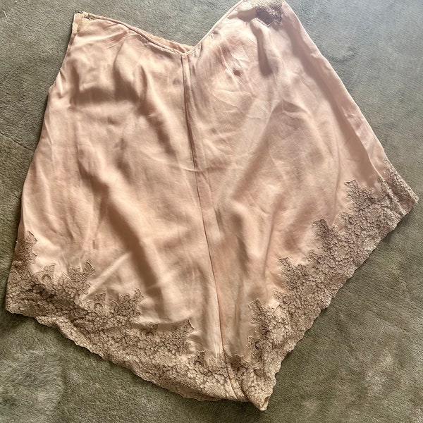 1940s Silk Tap Pants, Blush Pink, Beige lace trim, Vintage lingerie bloomers/ Shorts -25” waist