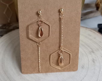 Boucles d'oreilles asymétriques dorées goutte d'eau