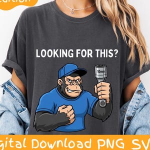 Puede incluir: Camiseta gris oscuro con el texto "LOOKING FOR THIS?" y un gorila de dibujos animados sosteniendo una llave de 10 mm. El gorila lleva una camisa y gorra azules. También están presentes las palabras "White Edition" y "Digital Download PNG_SVG".