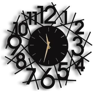 Puede incluir: Un moderno reloj de pared negro con un diseño único. La esfera del reloj es un círculo negro con manecillas doradas. Los números negros están colocados alrededor de la esfera, con líneas negras que los cruzan. Es un artículo decorativo.