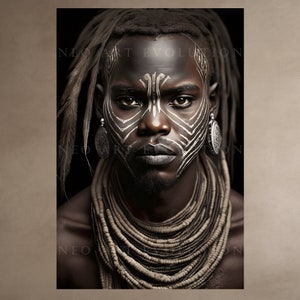 Könnte beinhalten: Ein Porträt einer Person mit dunkler Haut und Dreadlocks, die eine Perlenkette trägt. Die Person hat weiße Stammesmalereien auf ihrem Gesicht.