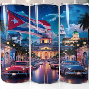 以下が含まれることがあります： キューバの国旗、大きな建物、クラシックカーが描かれた、夜の街並みのカラフルなイラスト。ステンレス製のタンブラーに描かれています。