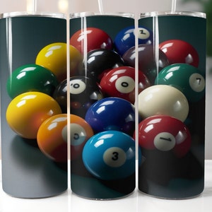 Puede incluir: Primer plano de un grupo de bolas de billar, incluyendo las bolas 1, 3, 7 y 8, dispuestas en círculo sobre una superficie de fieltro verde. Las bolas son de varios colores, incluyendo rojo, amarillo, azul, verde y negro.