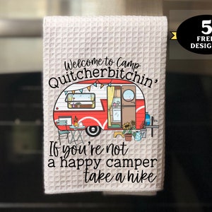 Lustiges Camper png, Willkommen im Camp Quitcherbitchin png, lustiges Camping Shirt, Camping Handtuch Design, Camping Becher png