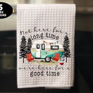 Puede incluir: Toalla de cocina blanca con una ilustración de una caravana vintage y el texto "Not here for a long time, we're here for a good time".