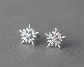 Zierliche Schneeflocke Ohrstecker Sterling Silber | Minimalist Winter Ohrstecker | Weihnachtsgeschenk Schmuck für Frauen