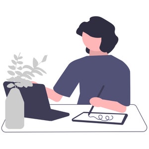 Könnte beinhalten: Eine Person sitzt an einem Schreibtisch mit einem Laptop, einem Tablet und einer Pflanze. Die Person verwendet einen Stift, um auf das Tablet zu zeichnen.