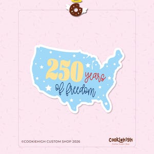 Può includere: Un adesivo azzurro a forma di mappa degli Stati Uniti con stelle bianche e la scritta 250 years of freedom in corsivo giallo e blu scuro. Sopra la mappa c'è una piccola icona di una ciambella marrone con un'aureola dorata e ali bianche.