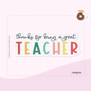 Puede incluir: Una colorida pegatina troquelada con las palabras "thanks for being a great TEACHER" en una fuente lúdica. Las letras son de color rojo, verde, melocotón, amarillo y azul. Una rosquilla con alas y un halo está en la esquina superior derecha.