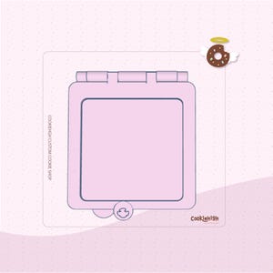 Puede incluir: Un cortador de galletas rosa en forma de cuadrado con esquinas redondeadas y una parte superior con bisagras. El cortador tiene un centro rectangular y un pequeño detalle redondeado en la parte inferior. Las palabras "CookieHigh Custom Cookie Shop" están impresas en el lateral.